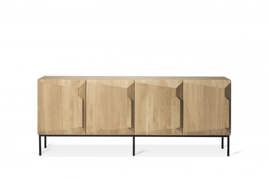 Un buffet en bois avec pieds noirs.