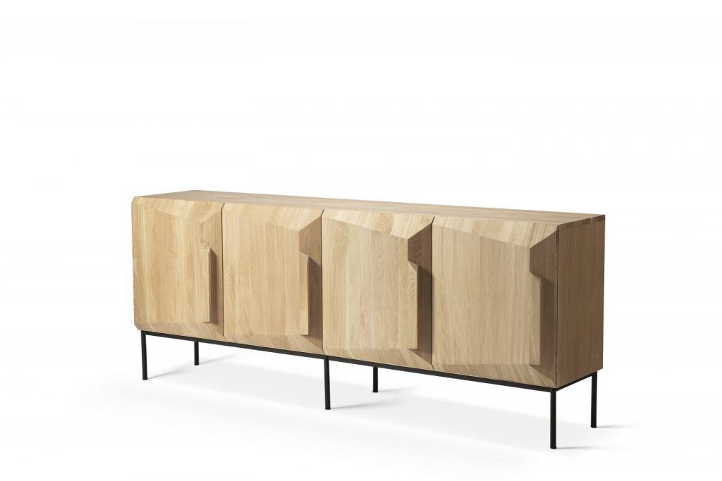 Un buffet en bois avec pieds noirs.