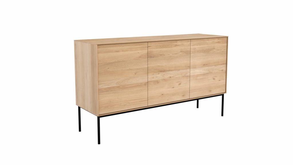 Un buffet en bois avec des pieds noirs sur fond blanc.