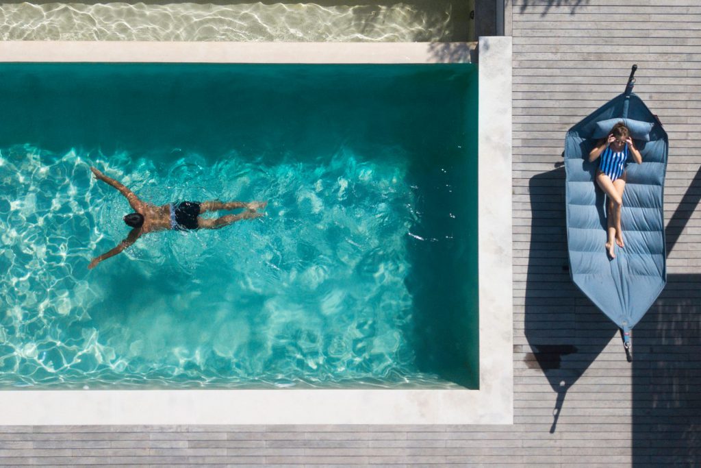 Une vue aérienne d’un homme et d’une femme flottant dans une piscine.