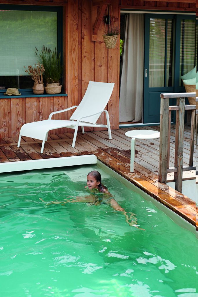 Une femme nage dans une piscine.