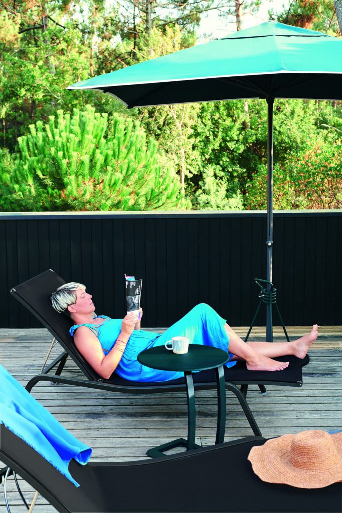 Une femme allongée sur une chaise longue.