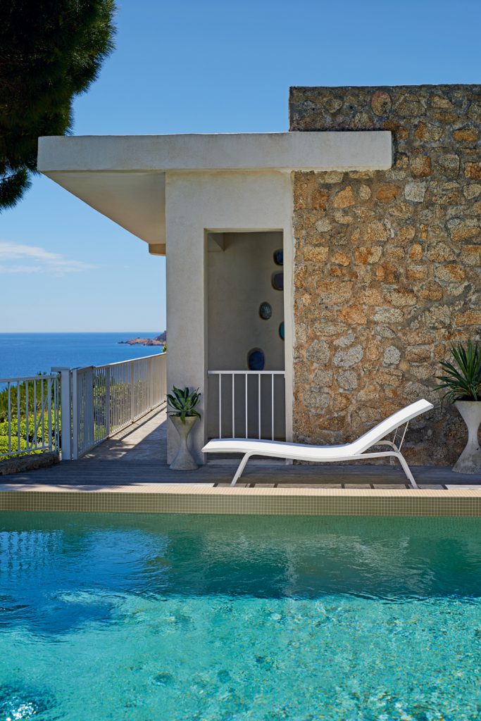 Une maison en pierre avec piscine.