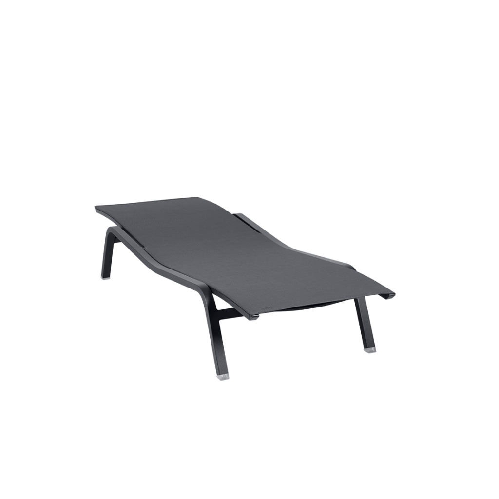 Une chaise longue noire sur fond blanc.