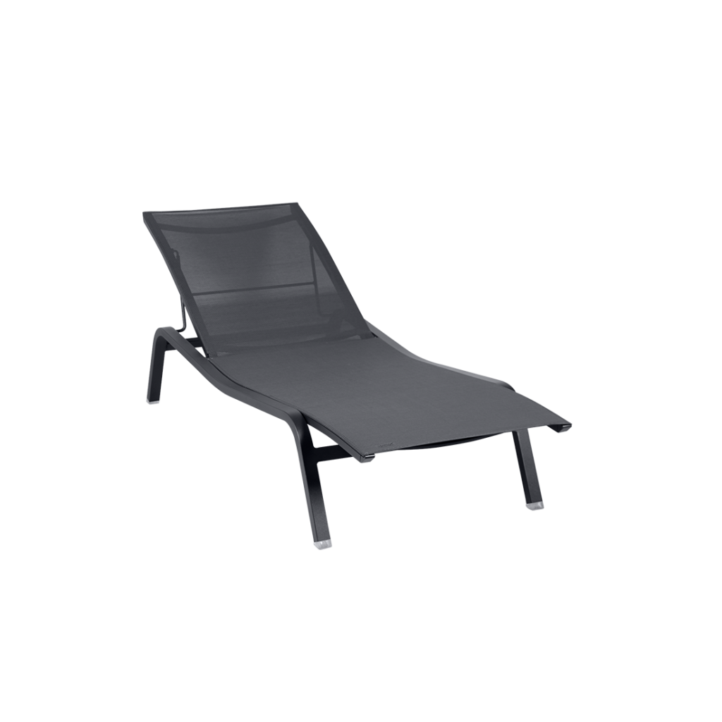 Une chaise longue noire sur fond blanc.