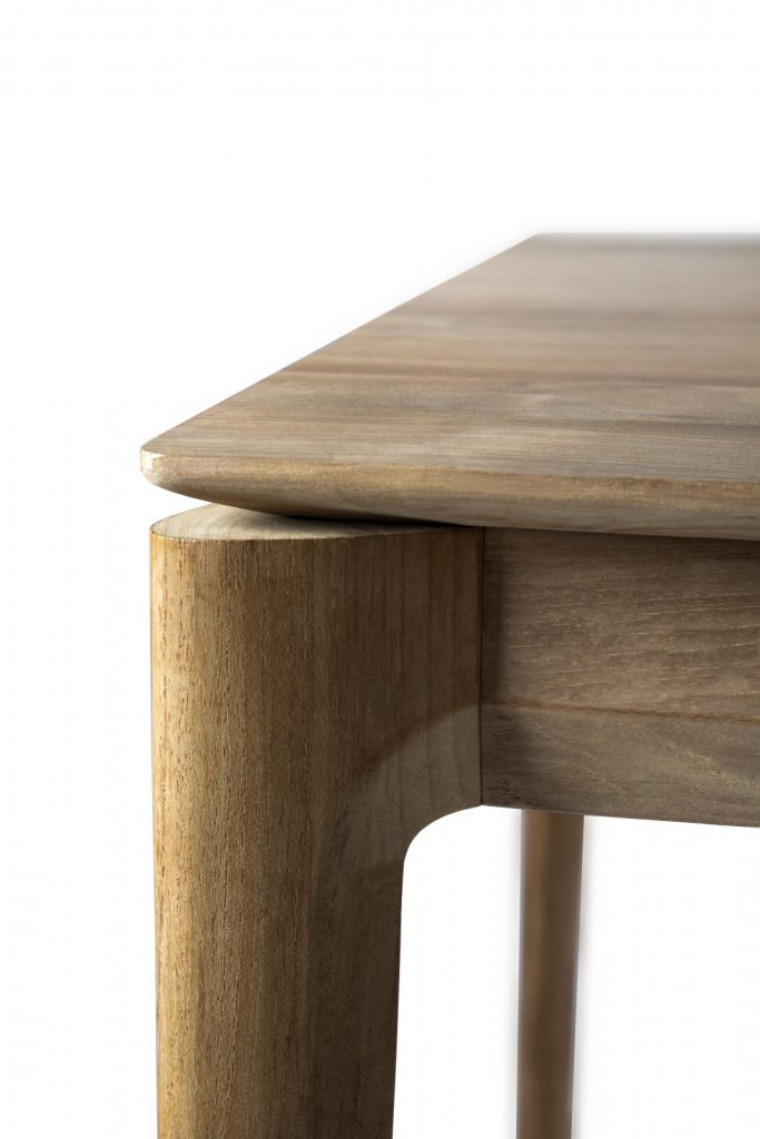 Un gros plan d'une table à manger en bois.