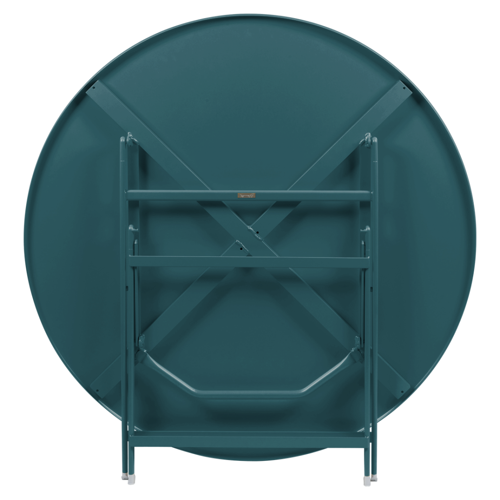 Une table ronde en métal avec un cadre en métal.