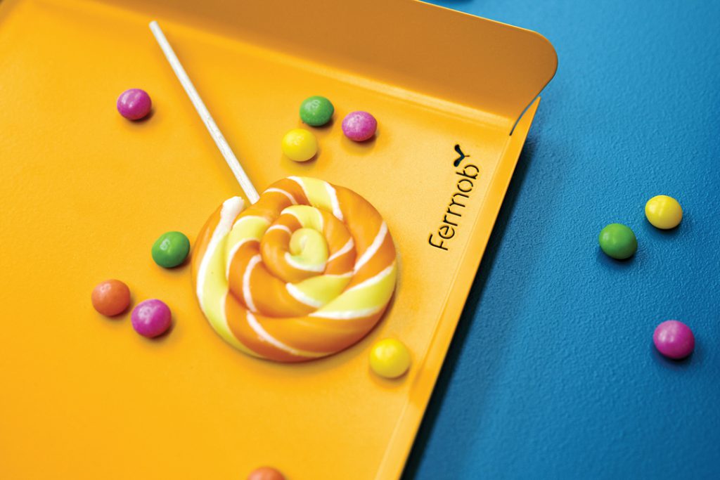 Une sucette colorée sur un plateau.