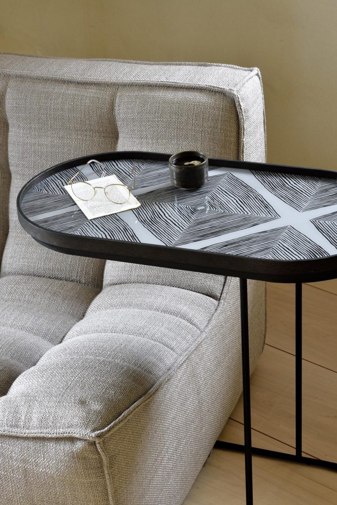 Une table basse avec un plateau dessus.