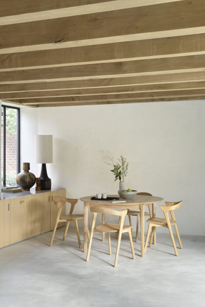 Une salle à manger ethnicraft mettant en vedette la collection Bok avec une table et des chaises en bois.