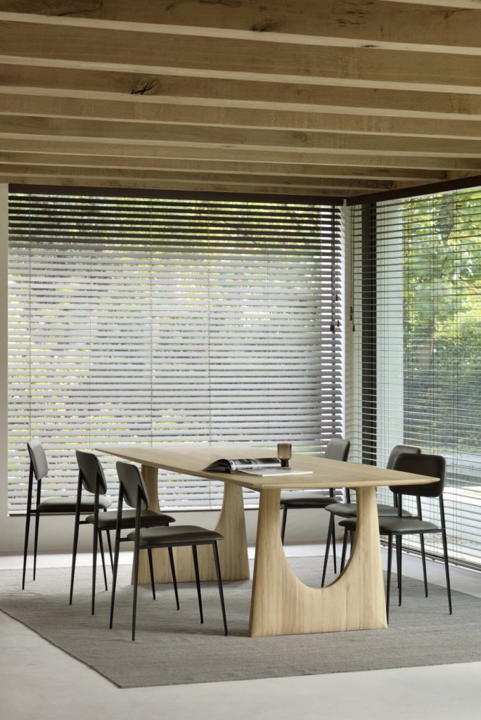 Une salle à manger moderne avec une table et des chaises en bois.
