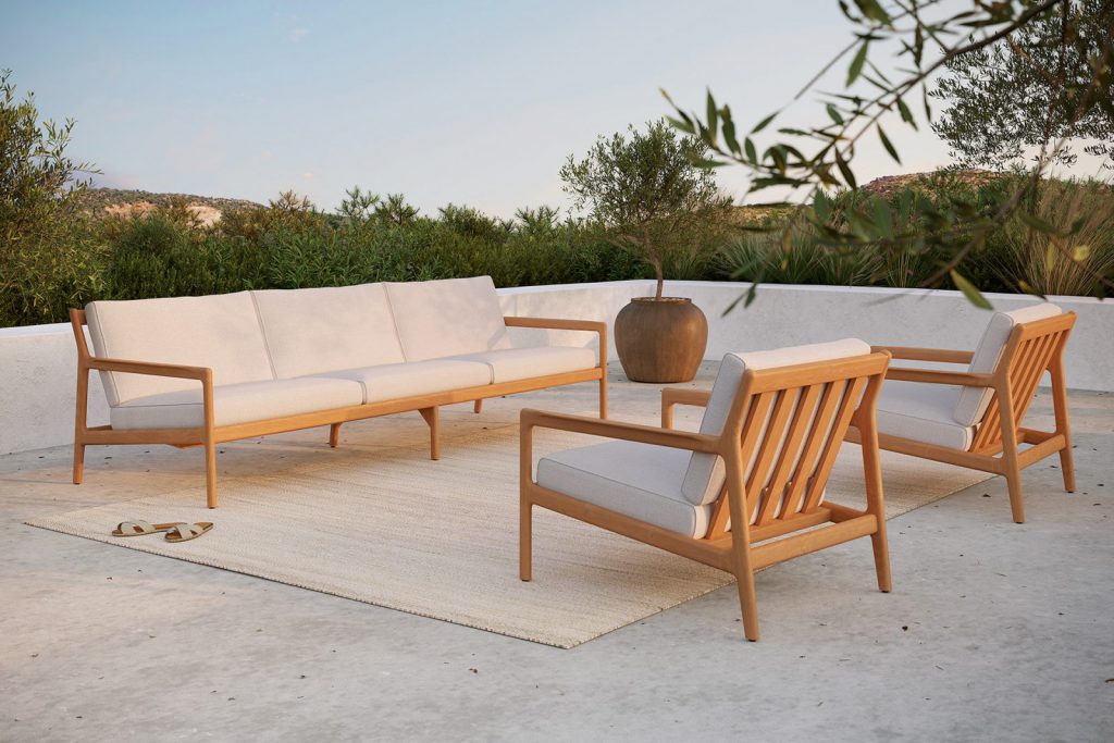 Un ensemble de mobilier d'extérieur sur une terrasse.