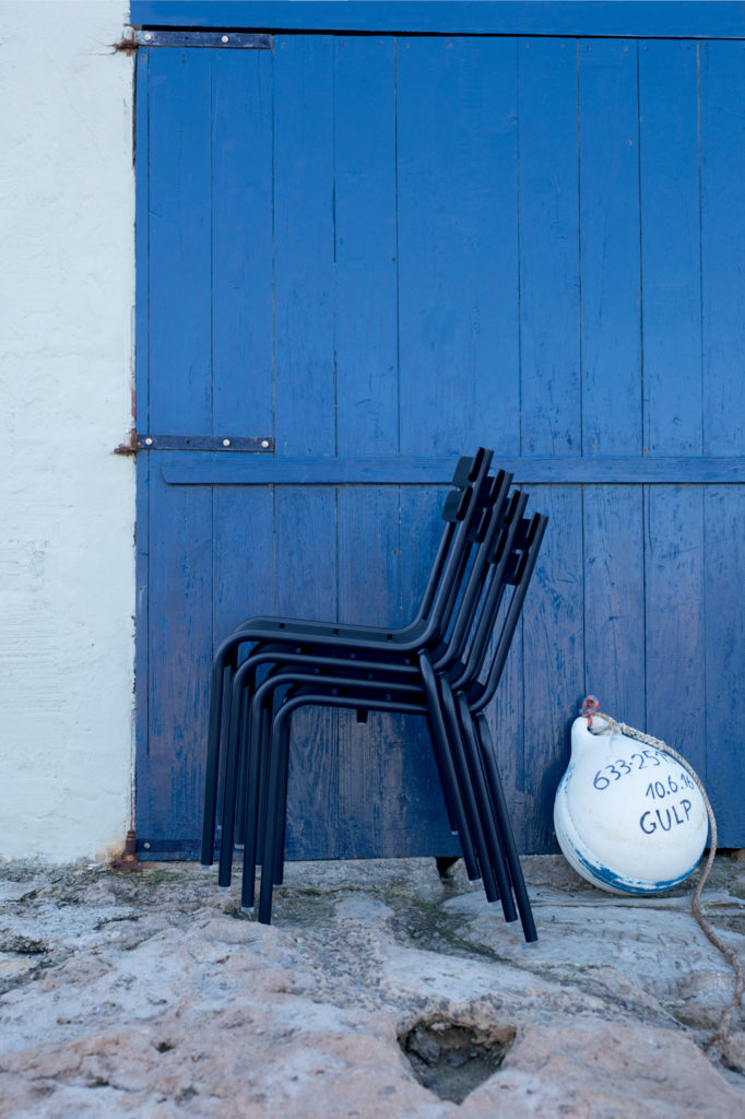 Chaise de jardin Luxembourg en aluminium laque couleur bleu abysse à la mer devant une porte bleue