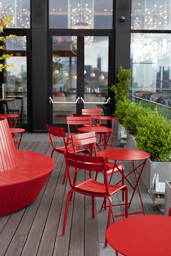 Chaises de jardin Luxembourg en aluminium laque couleur coquelicot sur terrasse d'un restaurant