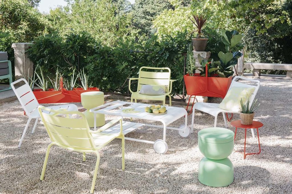 Chaises lounge de jardin luxembourg en aluminium couleur blanc coton et citron givre sur gravier au soleil