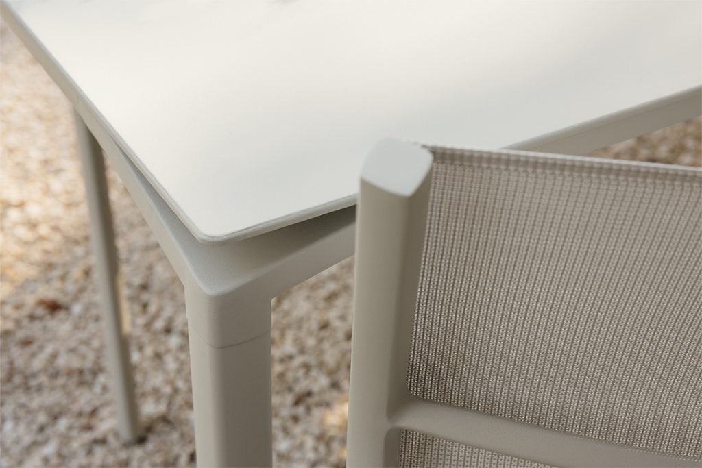 Une table blanche avec une chaise blanche dessus.
