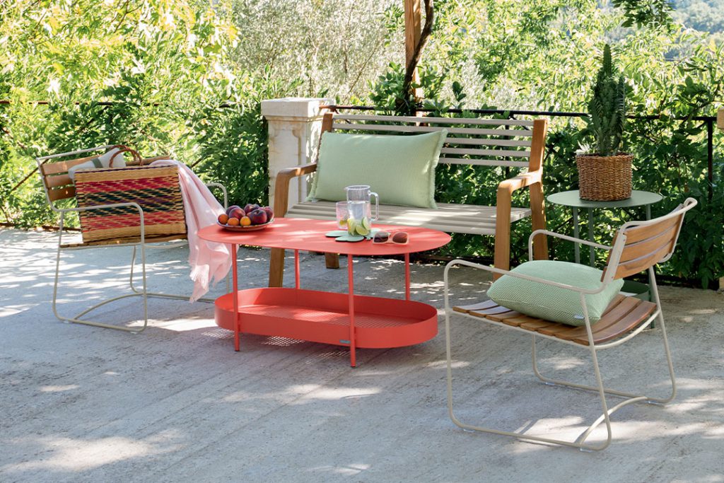 Une table et des chaises sur une terrasse.