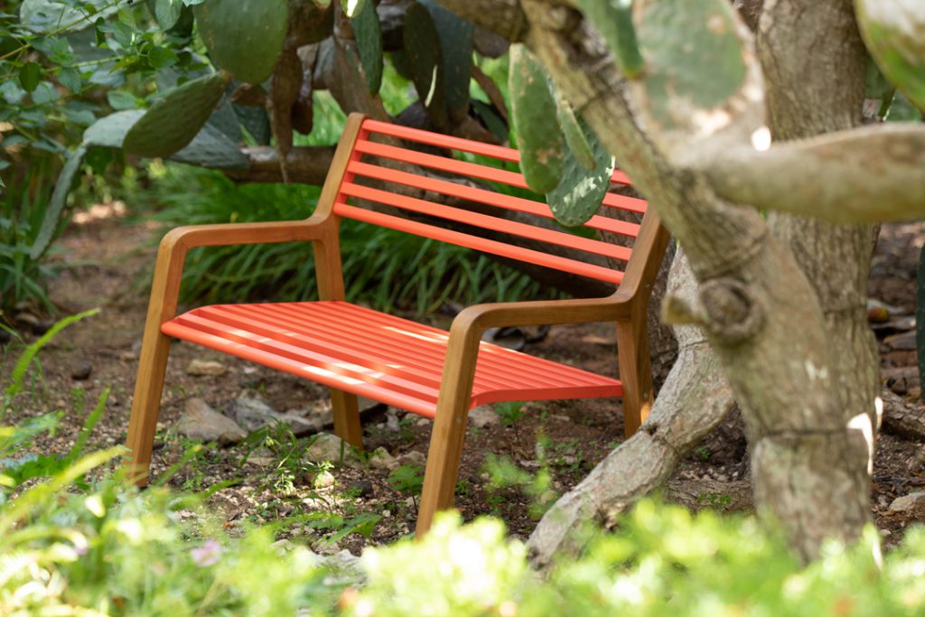 Un banc en bois au milieu d'un jardin.