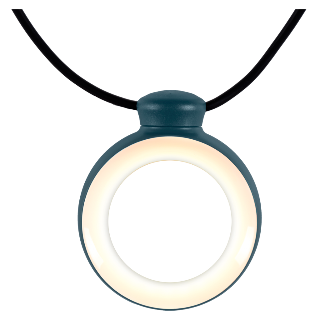 Un pendentif avec une lumière dessus.