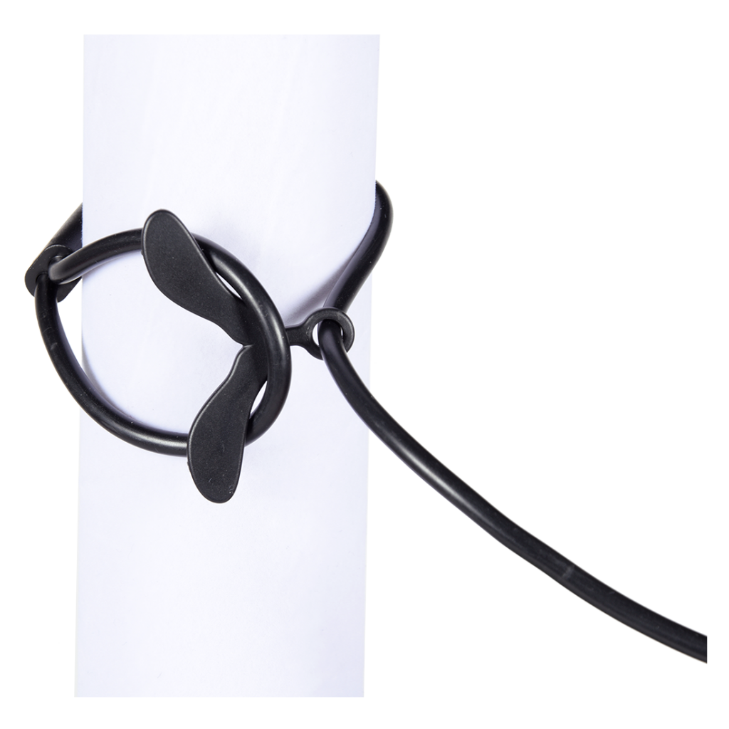 Un cordon noir auquel est attachée une poignée noire.