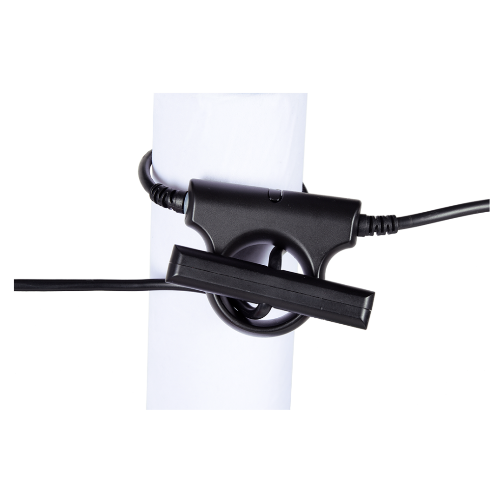 Un cordon noir est attaché à un fond blanc.