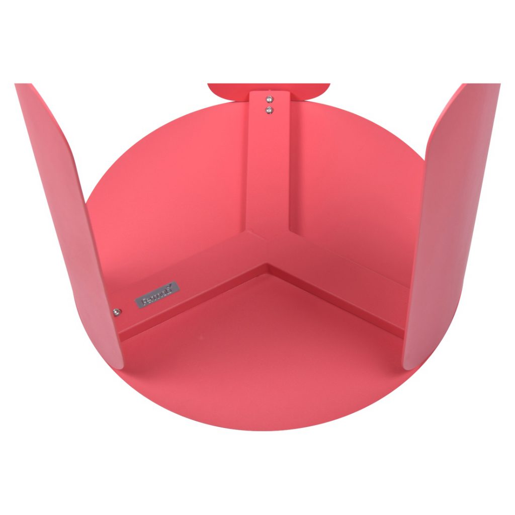 Une table ronde rose avec une base en métal.