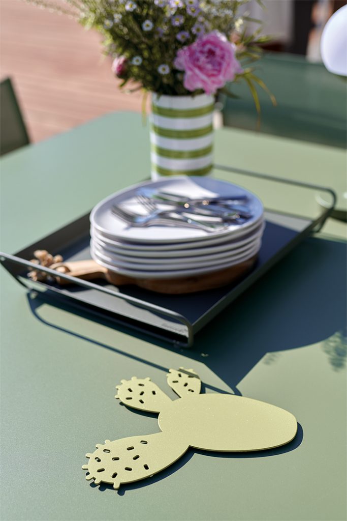 Une assiette verte sur une table.