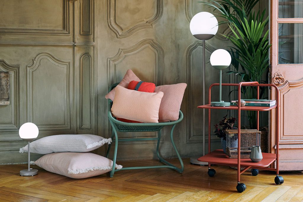 Un salon avec une chaise et une lampe.