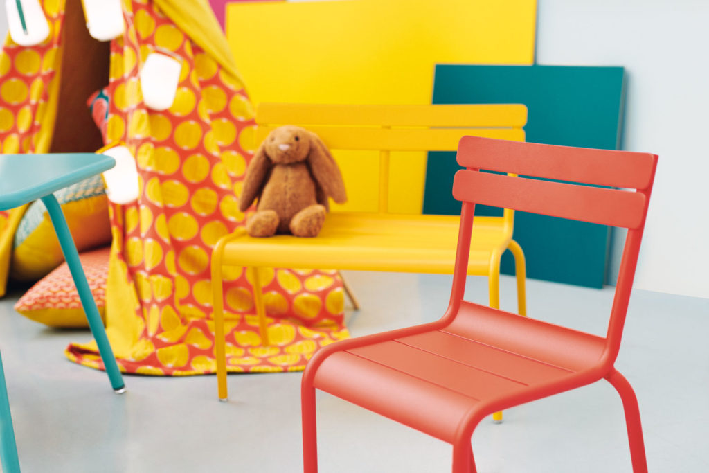 banc enfant Luxembourg dans une chambre d’enfant colorée avec un lapin en peluche assit dessus