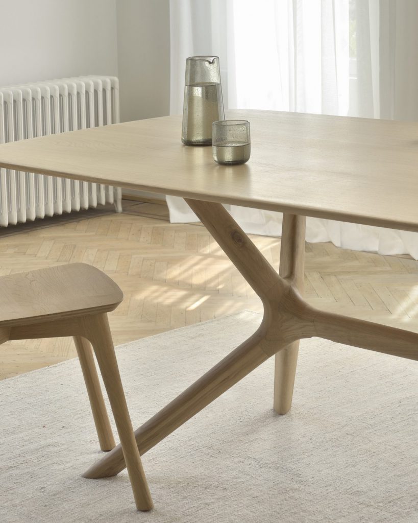 Une table à manger et des chaises en bois dans une pièce.