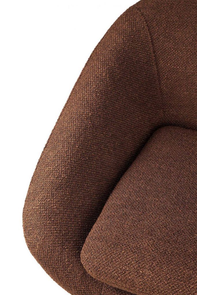Un gros plan d'une chaise rembourrée marron.