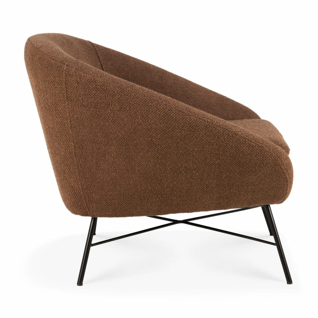 Une chaise longue marron avec des pieds noirs.