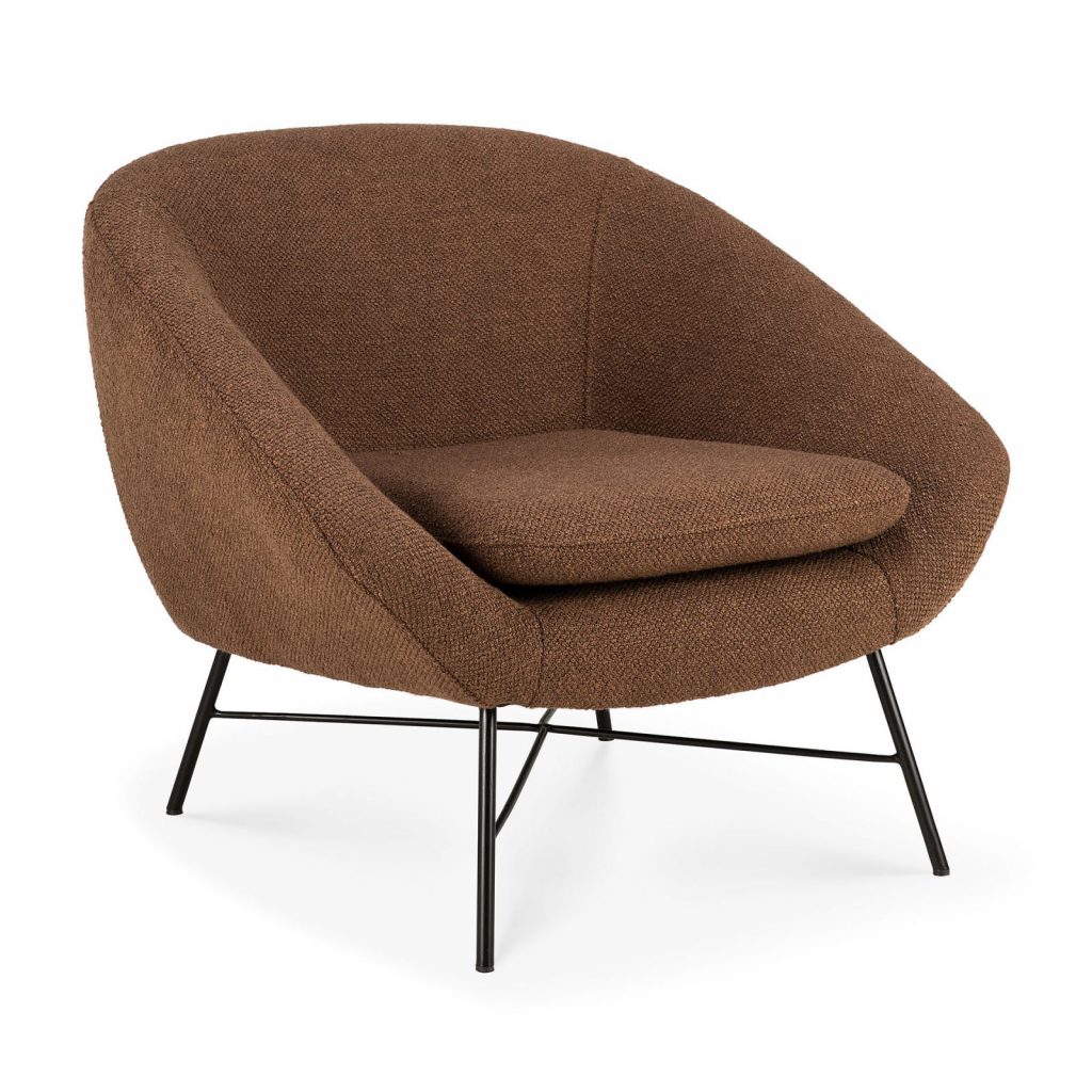 Une chaise longue marron avec des pieds noirs.