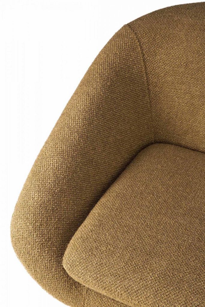Un gros plan d'une chaise rembourrée beige.