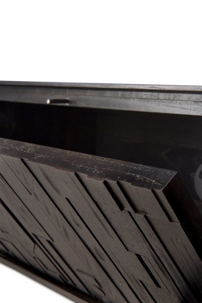 Une boîte en bois noire avec un couvercle.