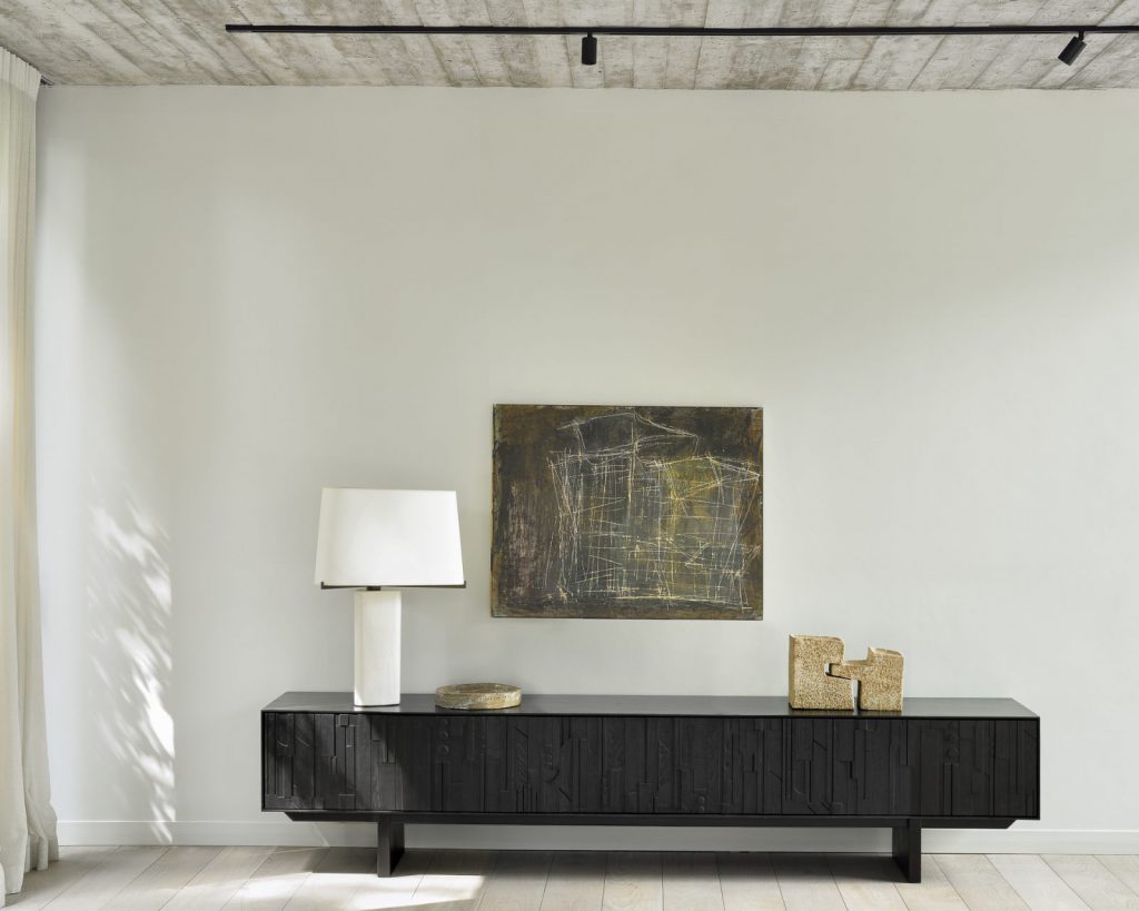 Un salon moderne avec une console noire.