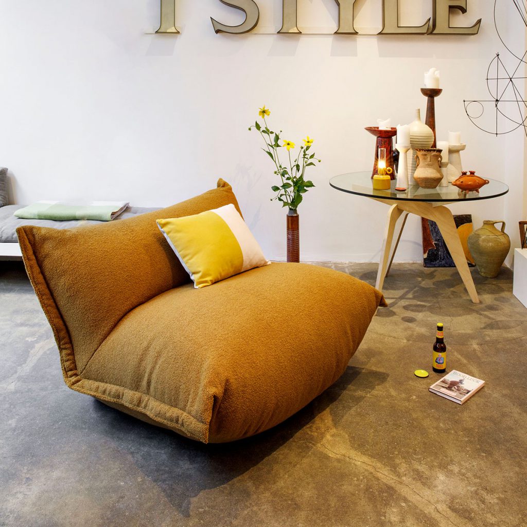 Un canapé dans une pièce avec une table et un vase.