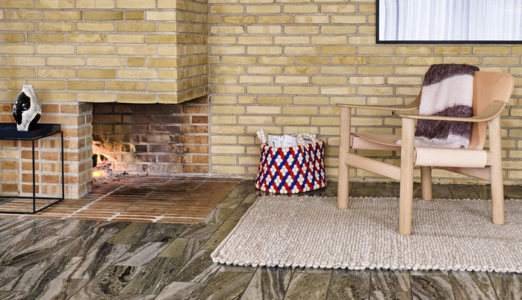 Un foyer en brique dans un salon.