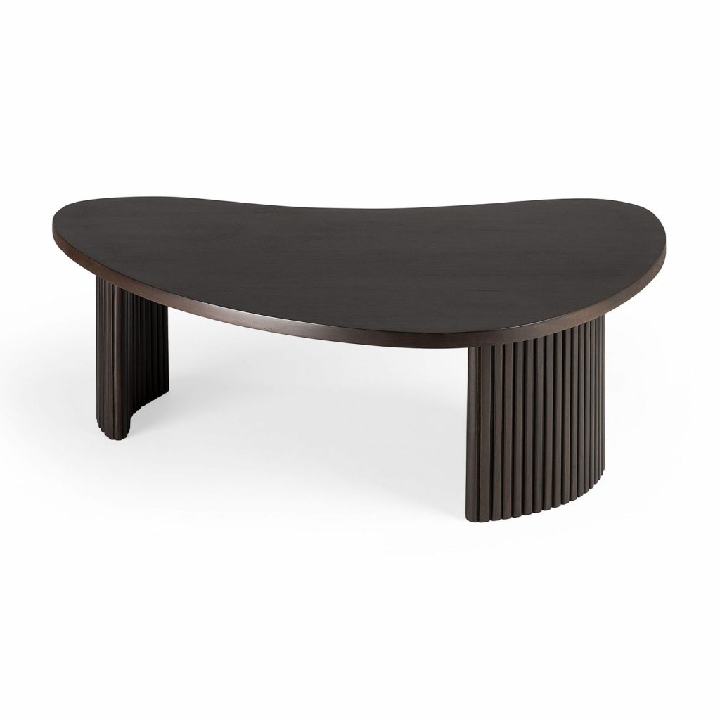 Une table basse noire de forme incurvée.