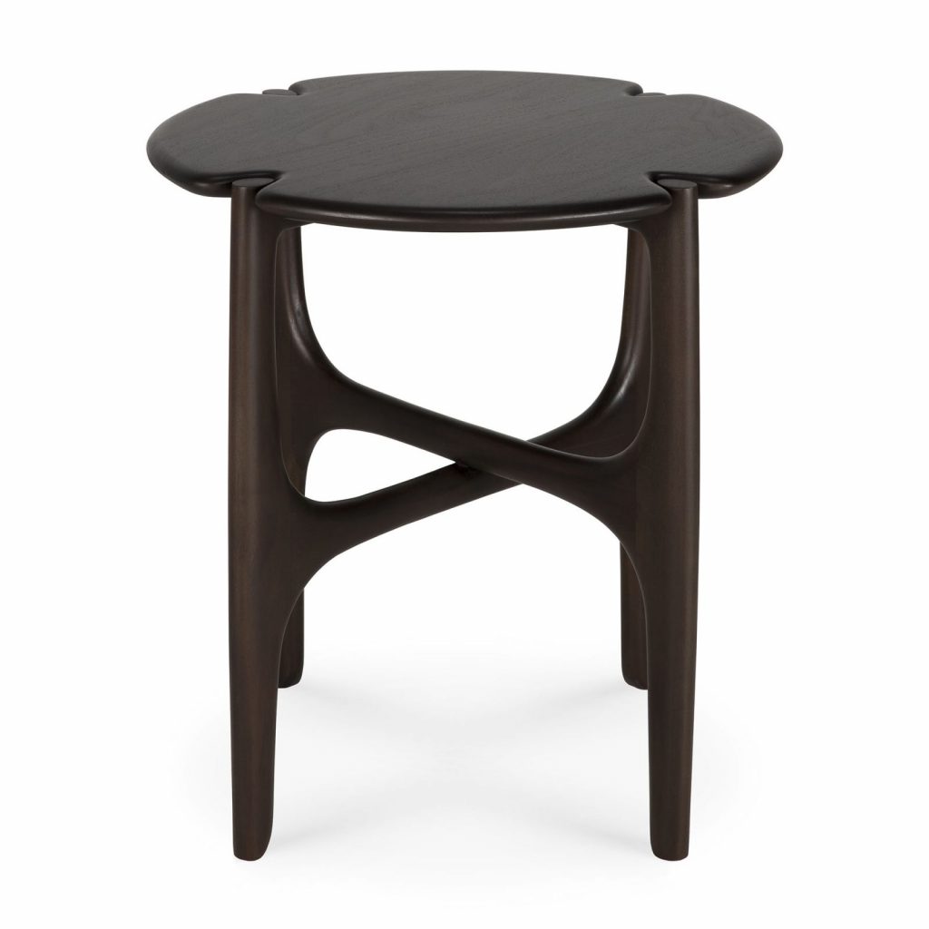 Une table ronde avec un plateau noir et des pieds en bois.