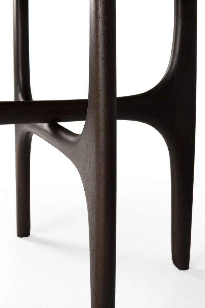 Une vue rapprochée d'un tabouret en bois sombre.