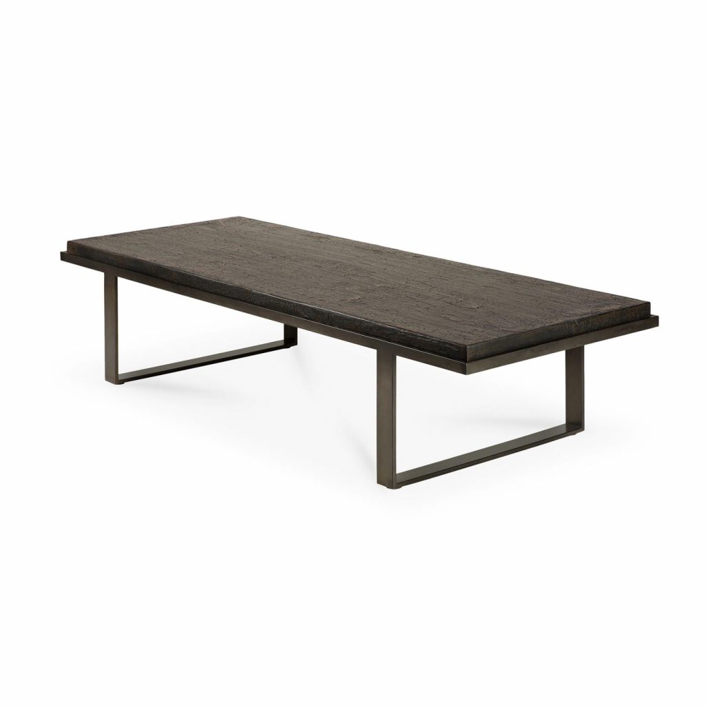 Une table basse noire avec une structure en métal.