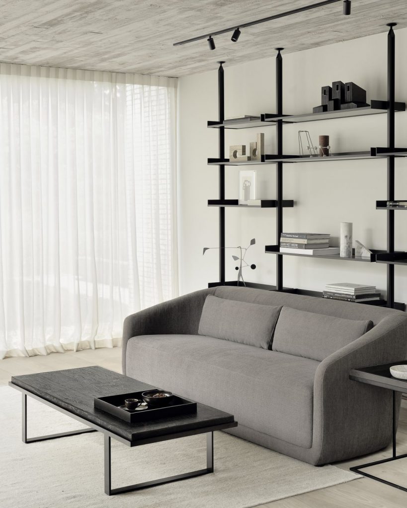 Lots de deux coussins pour canapé Trapèze d'Ethnicraft avec table basse noire dans une pièce lumineuse.
