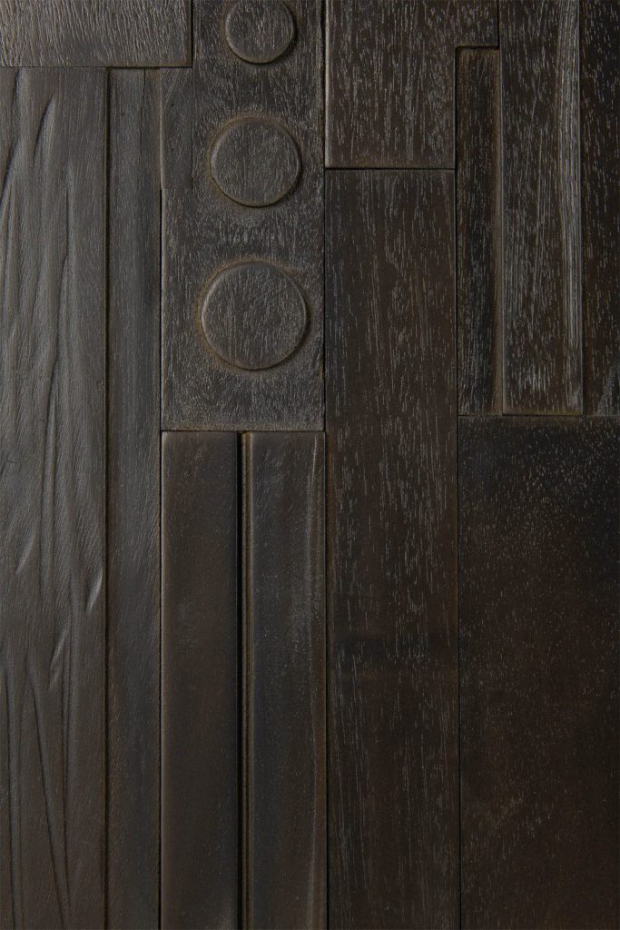 Un gros plan d'un morceau de bois avec un motif dessus.