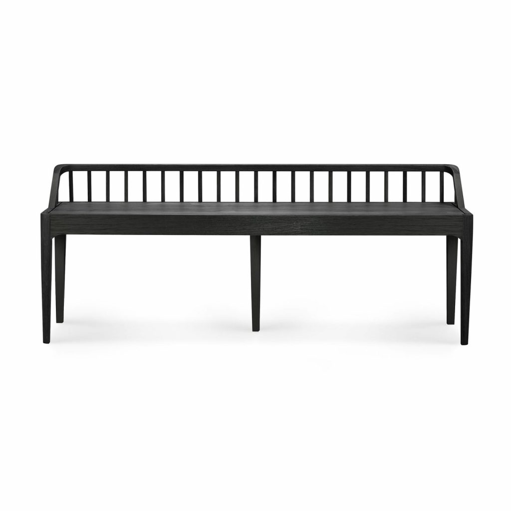 Un banc noir sur fond blanc.