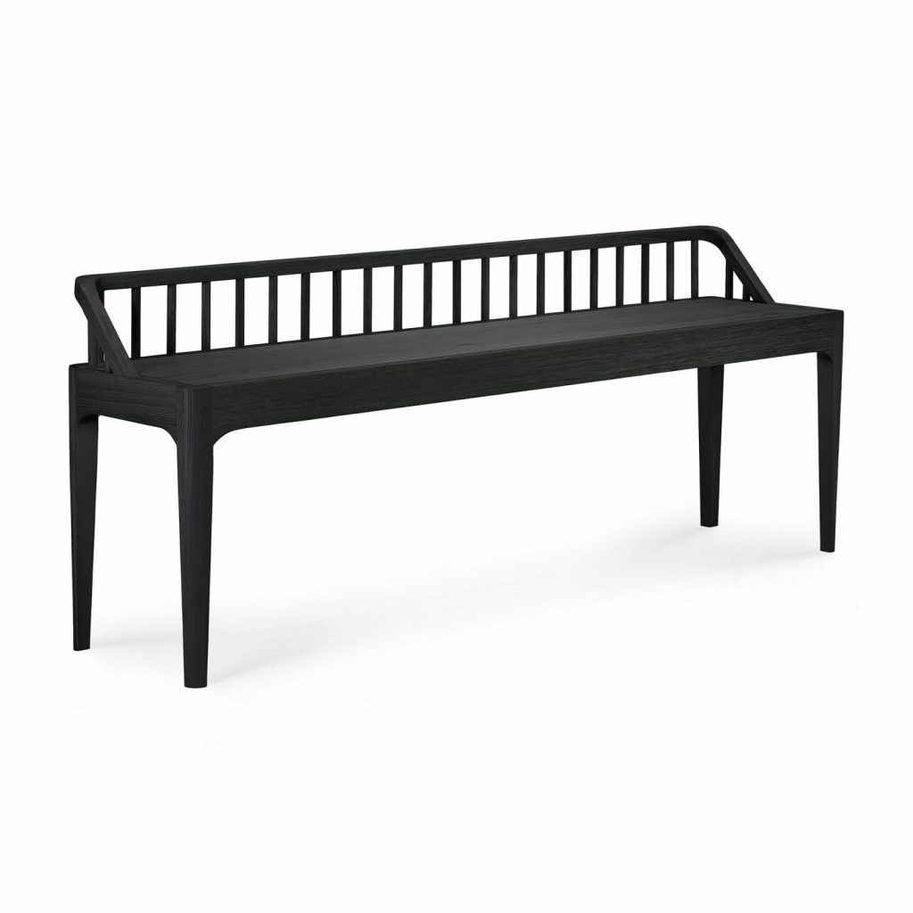 Un banc noir sur fond blanc.