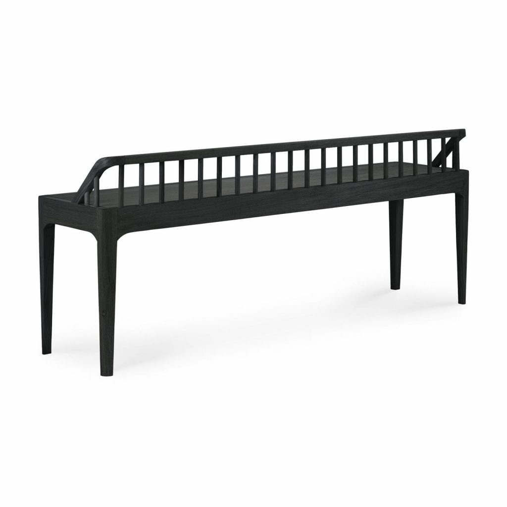 Un banc noir sur fond blanc.