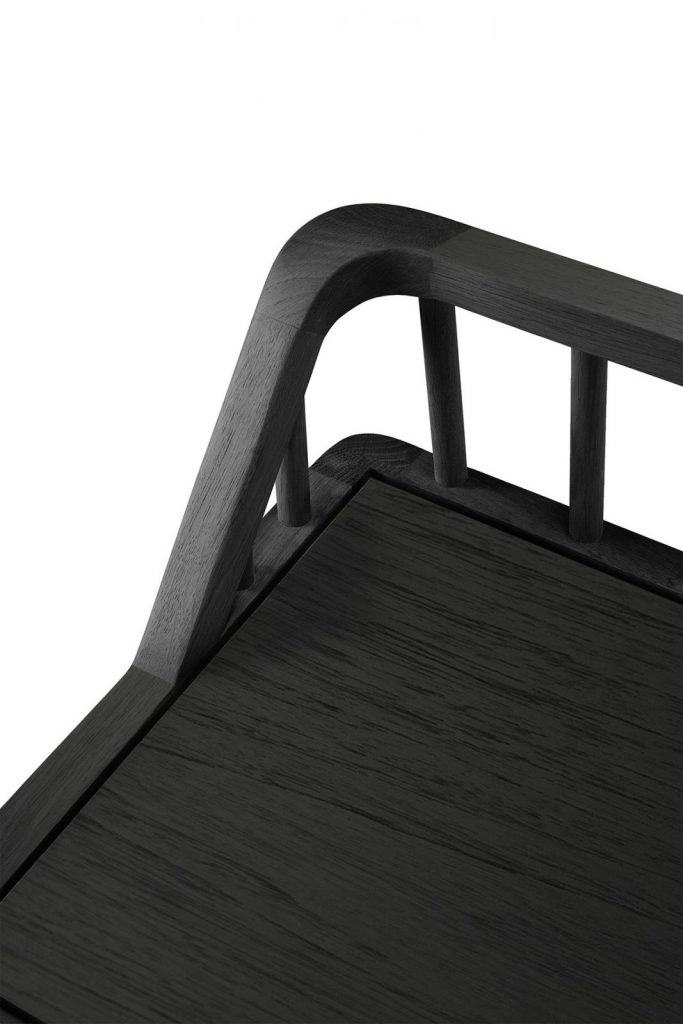 Un gros plan d'un banc en bois noir.