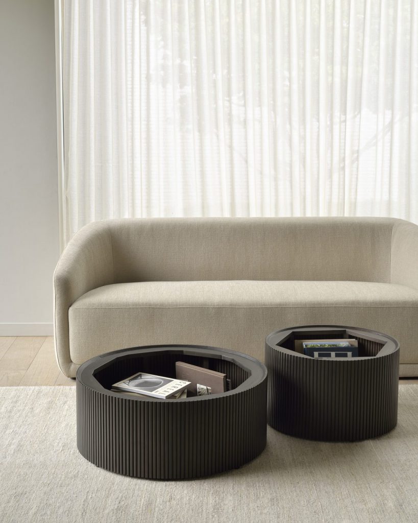 Deux tables basses rondes dans un salon.