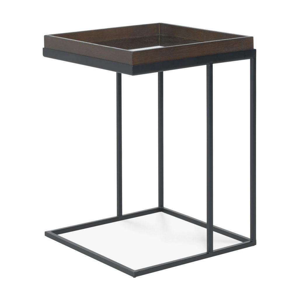 Une table d'appoint avec une structure en métal noir et un plateau en verre.